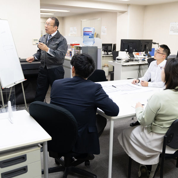 先輩に気兼ねなく相談できる環境にとても満足しています